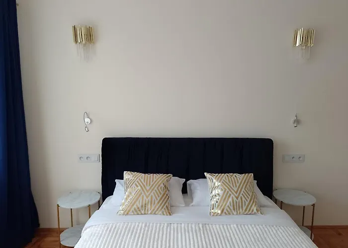 Alexa D\'Oro Rooms